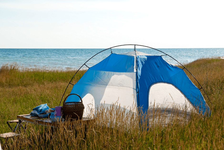 Niebiesko-biały namiot rozłoony nad morzem