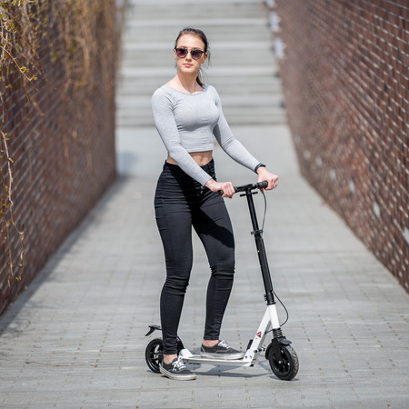 Hulajnoga Miejska Klasyczna Z Hamulcem Tarczowym Pompowane Koła 200 mm